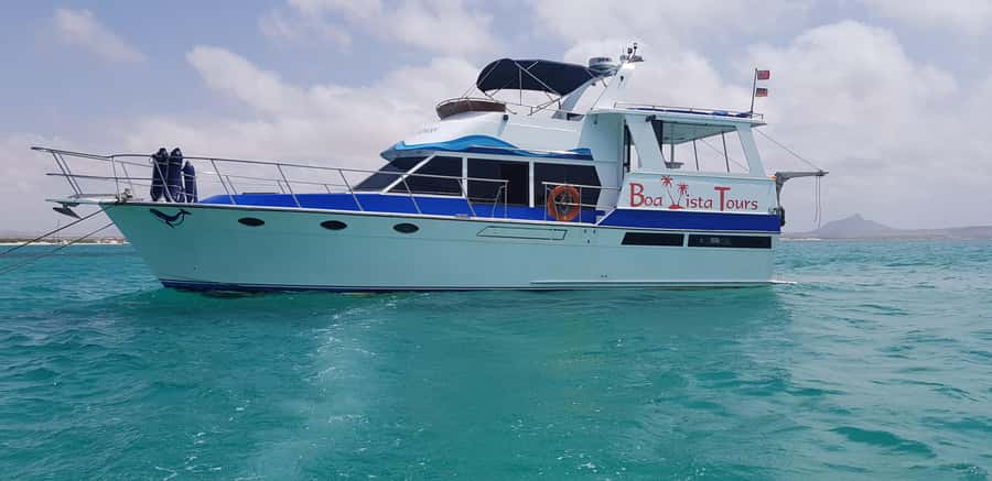 Boa Vista: Motoryacht Trip with Fishing, Snorkel, Beach BBQ - Bottom fishing for the beach lunch
