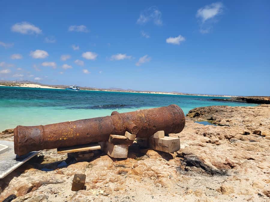 Boa Vista: Motoryacht Trip with Fishing, Snorkel, Beach BBQ - The old fort and calm island water