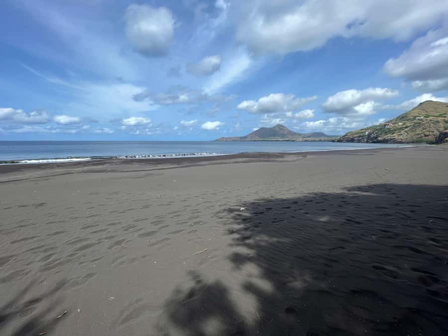Discover the Black Sand Beach+the Natural Pool - Key points at a glance