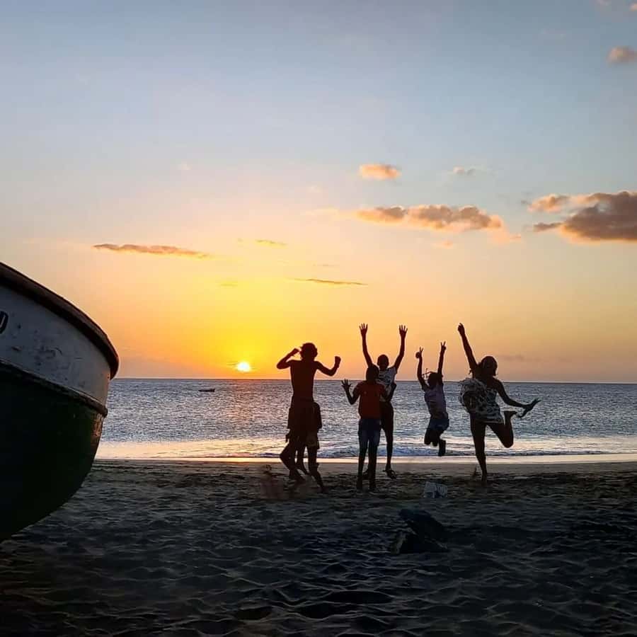 Live Snorkeling & Swimming with Sea Turtles in the Atlantic - Group size and the problem of a crowded bay