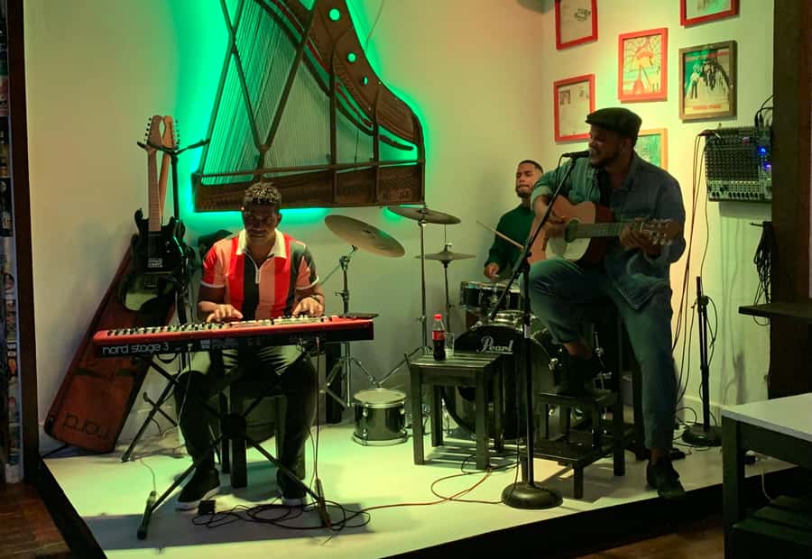 Mindelo Cultural: city tour "Mindelo by Night" - The local bar and a short concert