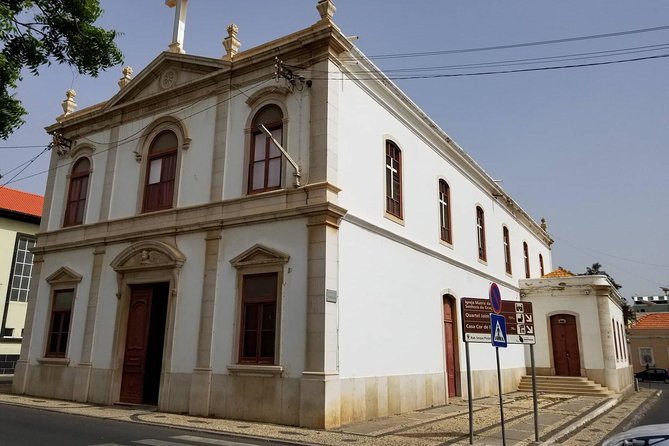 Praia city to the airport. - Who should book this transfer?
