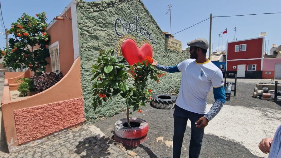 Sal island: Santa Maria city tour, street art and tapas - Painted walls and the daily life of Santa Maria