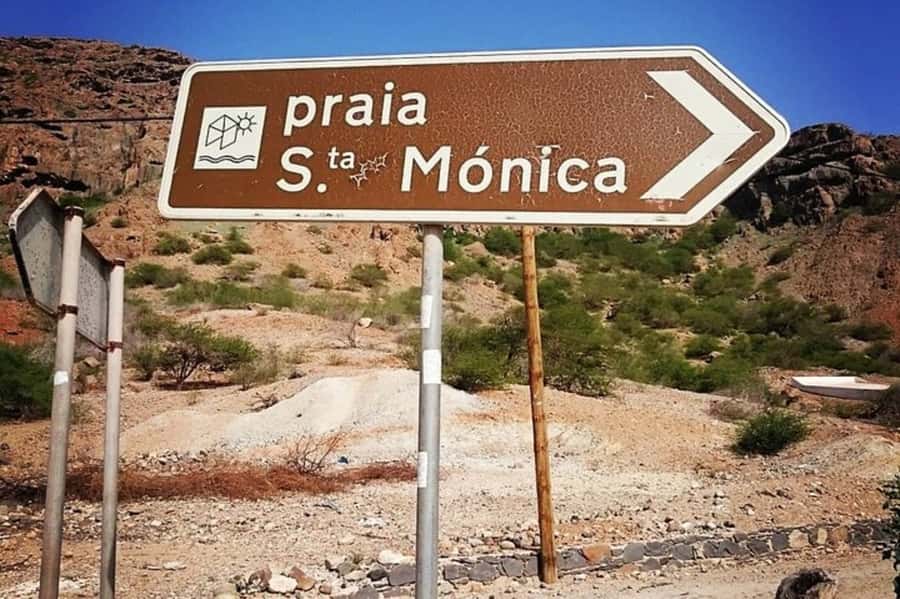 Sal Rei, Santa Monica Beach, Caves, Dunes & Shipwreck Tour - Varandinha Cave brings rocks and sand together
