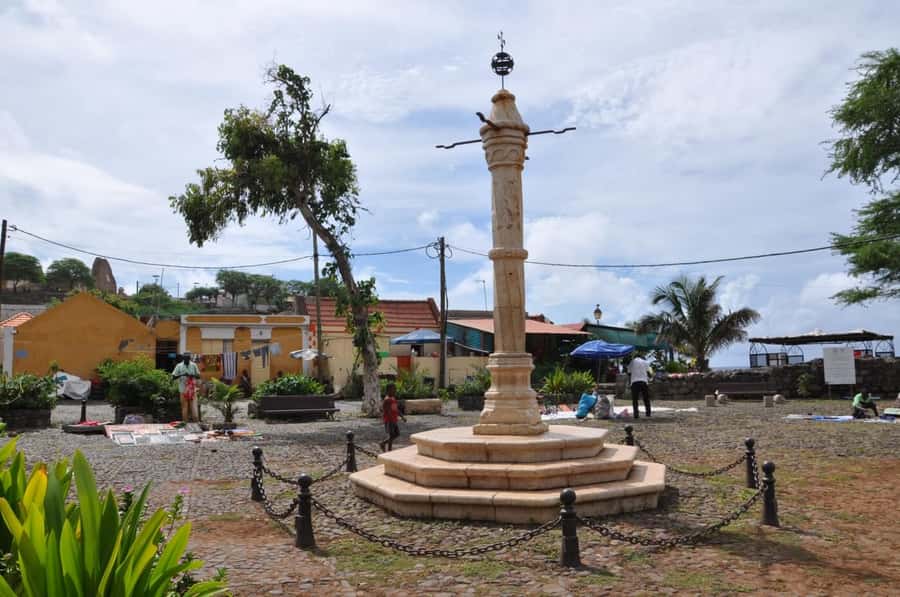 The origen of Capeverdean People - Reading the monuments through African history